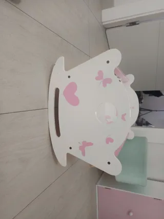 Estantería infantil rosa y blanca