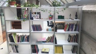 Estantería modular plata y blanca