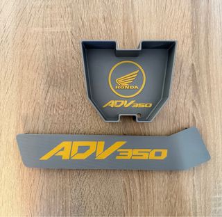 Tapa herramientas y cajetín deposito Honda ADV 350