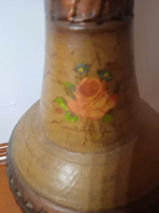 Jarrón antiguo de cerámica marrón y dorado