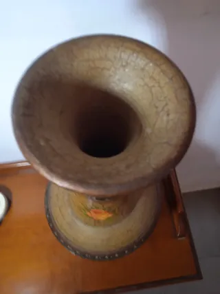 Jarrón antiguo de cerámica marrón y dorado