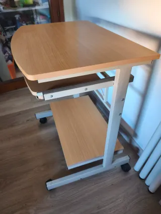 Escritorio madera y metal con ruedas