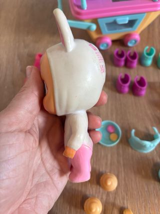 Bebé Llorón Coney con su carrito