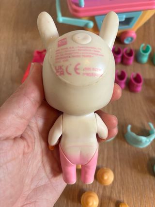 Bebé Llorón Coney con su carrito