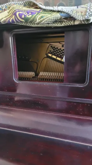 Piano vertical con funda y banqueta