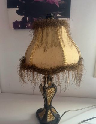 Lámpara de mesa beige y marrón