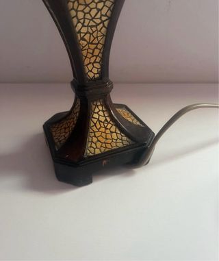 Lámpara de mesa beige y marrón