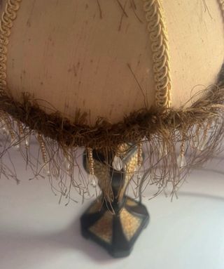 Lámpara de mesa beige y marrón