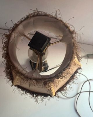 Lámpara de mesa beige y marrón