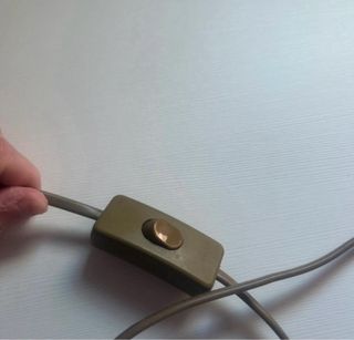 Lámpara de mesa beige y marrón