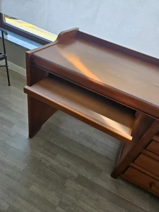 Escritorio de madera con cajones