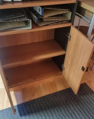 Armario de oficina con archivadores