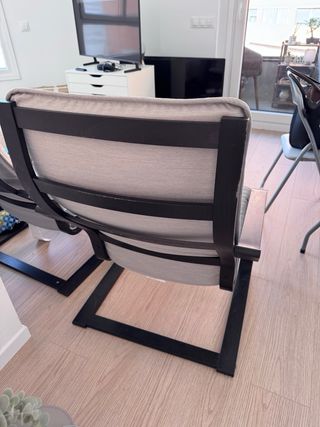 Sillón Ikea estructura negra, cojín gris