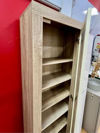 Vitrina de madera y cristal