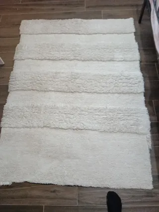 Alfombra de tela beige y blanca