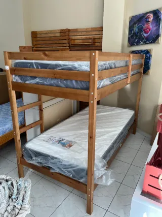 Litera de madera con escalera