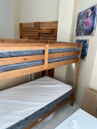 Litera de madera con escalera