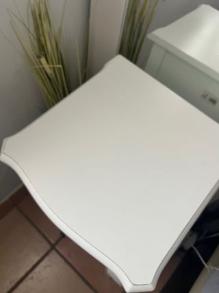 Mesita de noche blanca con 3 cajones