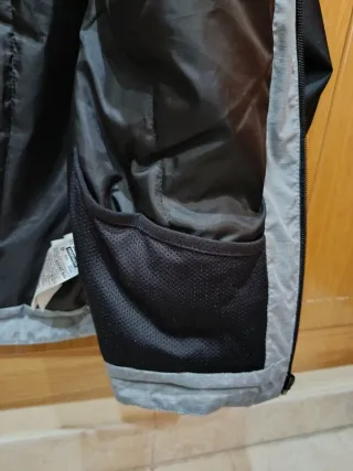 Anorak gris y azul marino