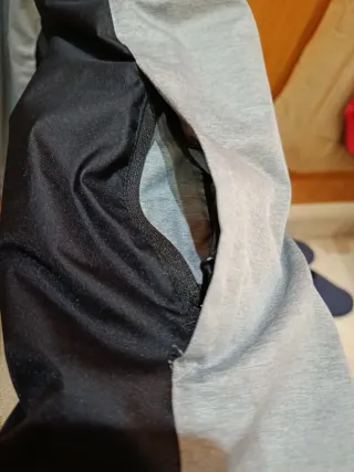 Anorak gris y azul marino