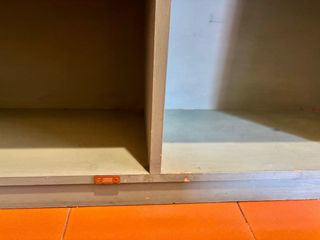 Estantería estrecha de madera verde