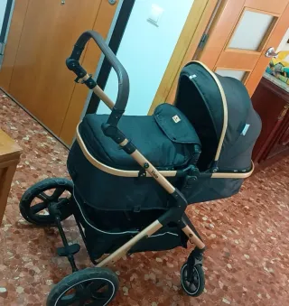 Carro de bebé negro y dorado