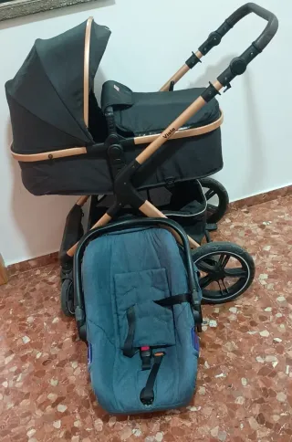 Carro de bebé negro y dorado