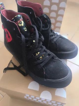 Zapatillas Desigual Negras con Estampado Floral