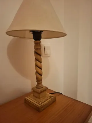 Lámpara de mesa de madera y tela