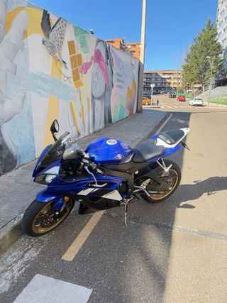 Yamaha R6R Azul y Dorada