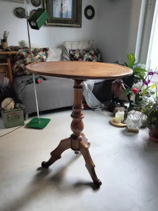 Mesa auxiliar antigua restaurada