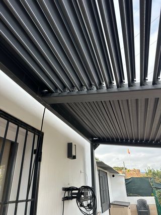 Pérgola aluminio gris antracita - 1 año uso