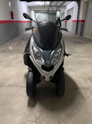 Piaggio MP3 300 HPE  Pocos kilómetros.