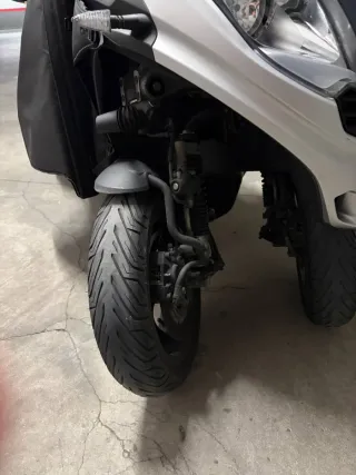 Piaggio MP3 300 HPE  Pocos kilómetros.