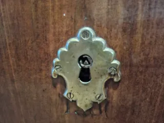 Cómoda antigua madera noble