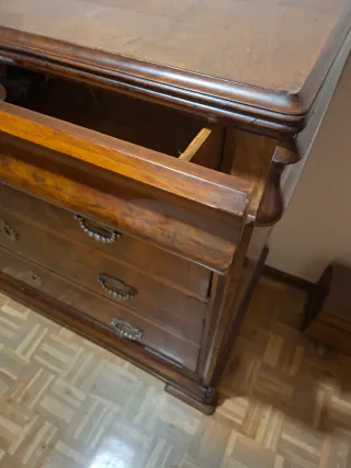 Cómoda antigua madera noble