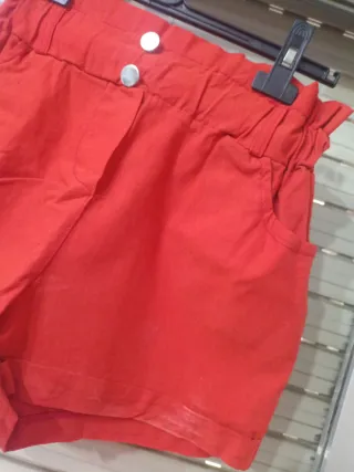 Pantalón corto rojo