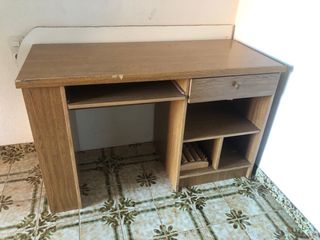 Escritorio de madera marrón