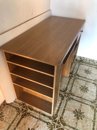Escritorio de madera marrón