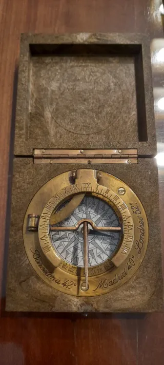Brújula Reloj de Sol Medieval Latón, en su caja