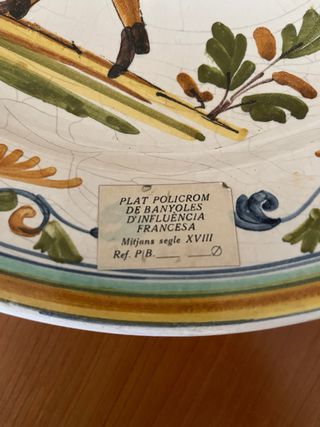 Plato decorativo de ceramica policromada