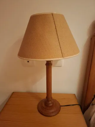 Lámpara de mesa de madera y yute