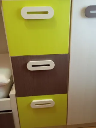 Litera juvenil tren 3 camas con cajones y armario.