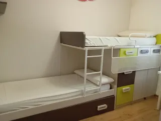 Litera juvenil tren 3 camas con cajones y armario.
