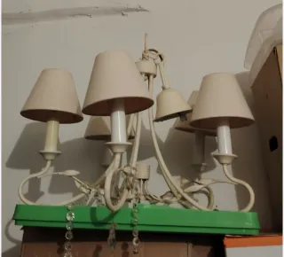 Lámpara de techo beige y blanca