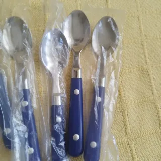 Cubertería azul y plateada