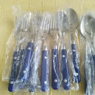 Cubertería azul y plateada