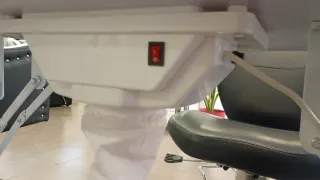 Mesa de manicura con extractor.