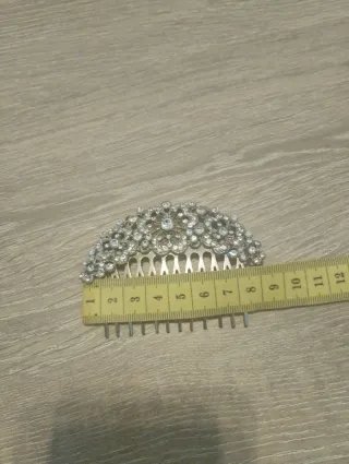 Peineta plateada con pedrería cristal uly con flor