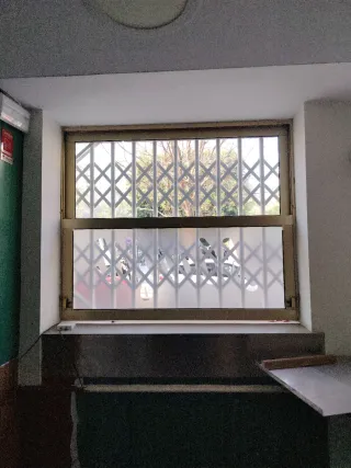 Ventana con reja de seguridad
